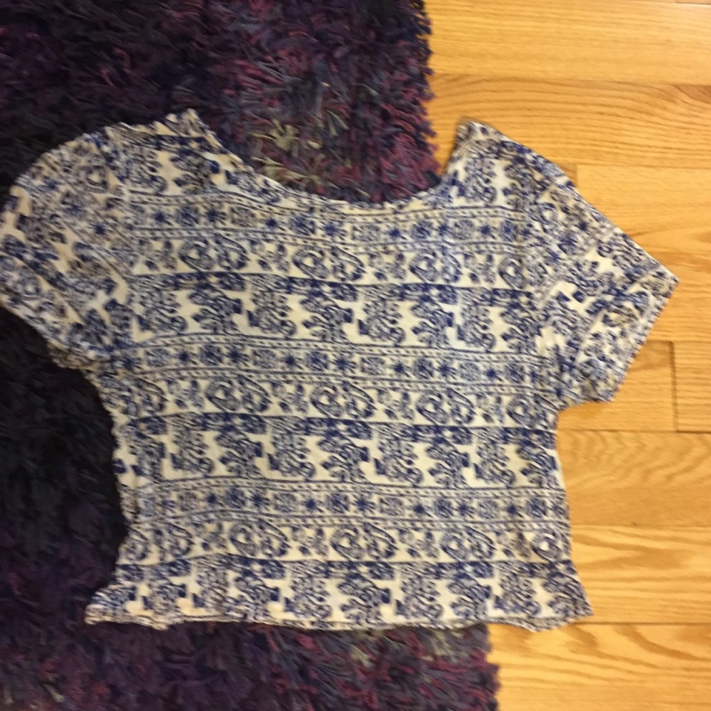 Forever 21 Cropped Blue / White Print Short Sleeves Top
